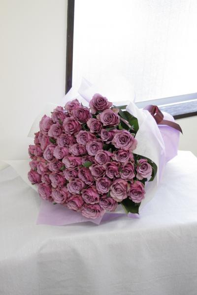 紫のバラの花束-50本 1 紫のバラの花束-50本