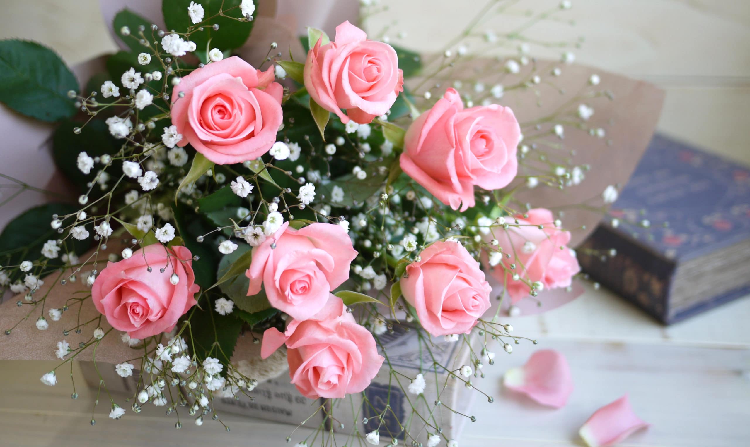 ピンクのバラとかすみ草の花束 1 ピンクのバラとかすみ草の花束