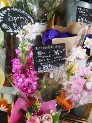 ギフトコーナーがにぎわっています 1 IMG 20220228 102007